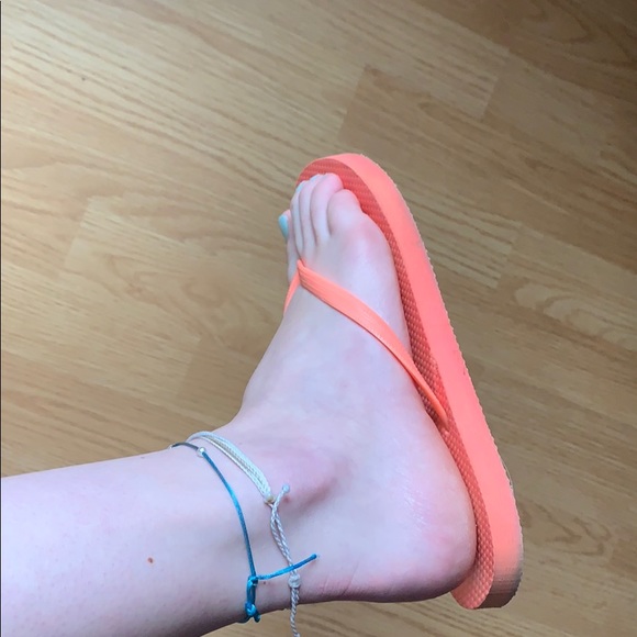 Old navy flip flops - Picture 4 of 4